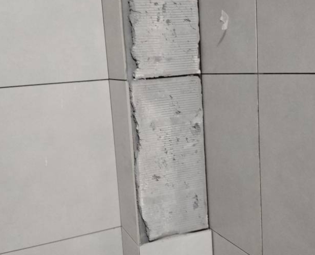 玉门瓷砖空鼓维修公司分享下瓷砖施工前基层浇水润湿程度不足，可能导致以下问题